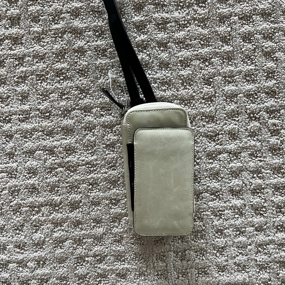 New cross-body phone and wallet pouch in white faux leather from Banana Republix